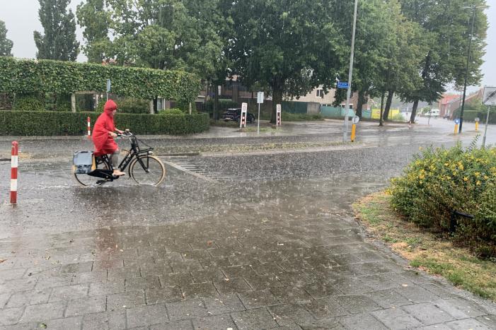 Straten blank door hevige regenbui