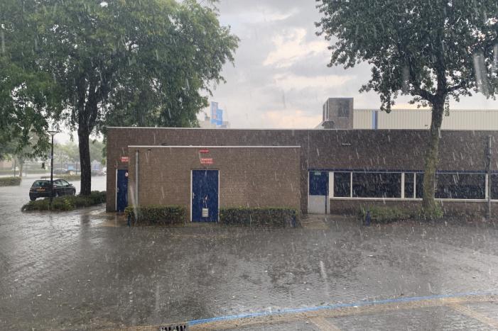 Straten blank door hevige regenbui