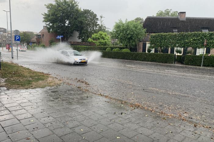 Straten blank door hevige regenbui