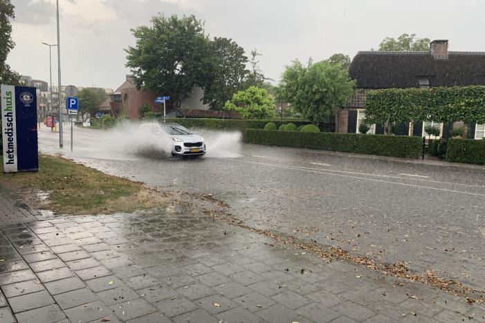 Straten blank door hevige regenbui