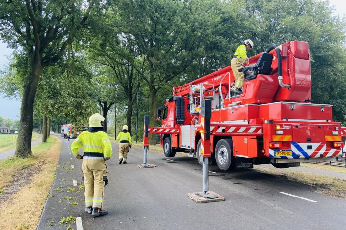 Gevaarlijke afgebroken tak door brandweer verwijderd