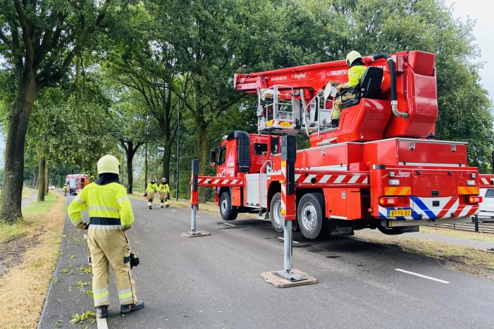 Gevaarlijke afgebroken tak door brandweer verwijderd