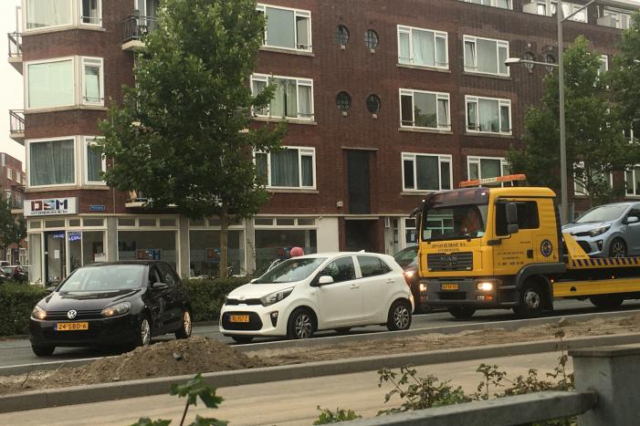 Bestelbus botst op voorganger
