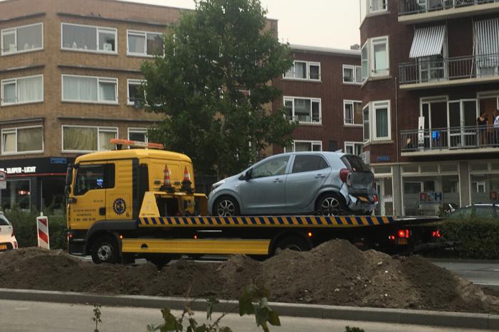 Bestelbus botst op voorganger