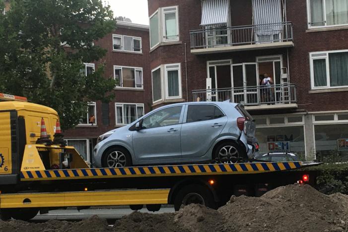 Bestelbus botst op voorganger