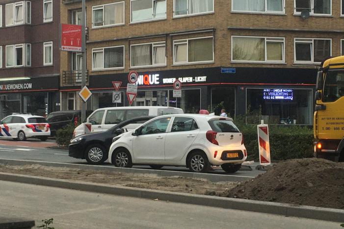 Bestelbus botst op voorganger