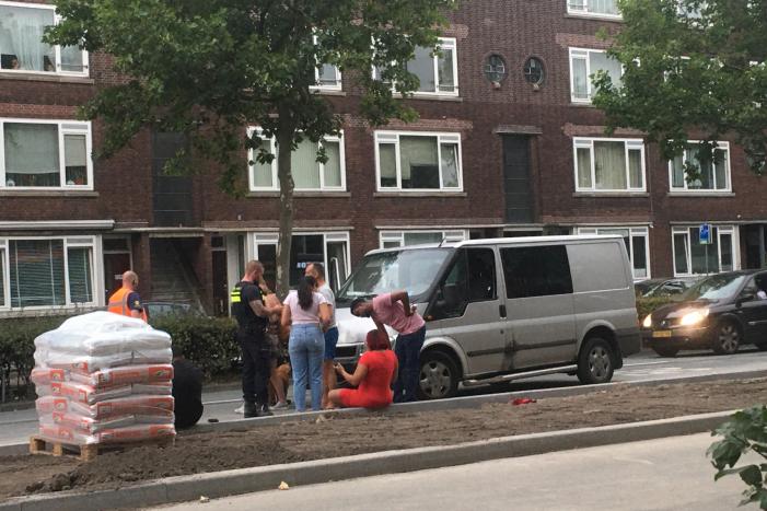 Bestelbus botst op voorganger