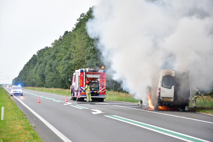 Bestelbus vliegt in brand en bestuurder loopt brandwonden op