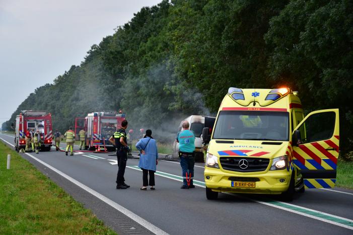 Bestelbus vliegt in brand en bestuurder loopt brandwonden op