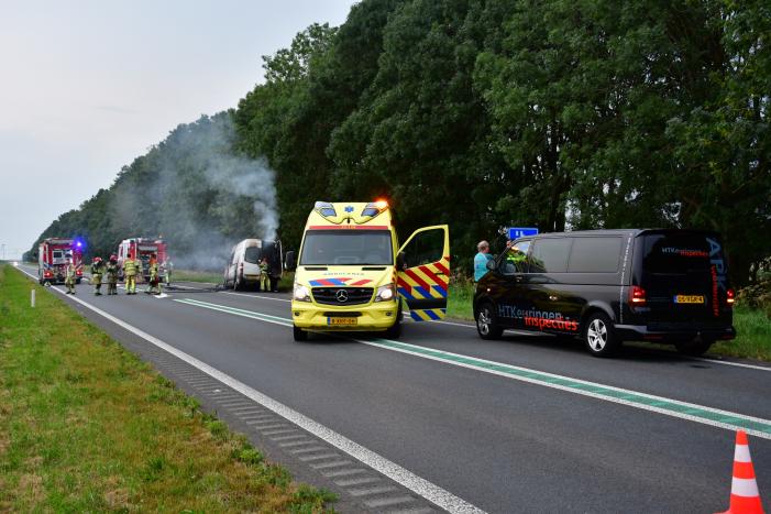 Bestelbus vliegt in brand en bestuurder loopt brandwonden op