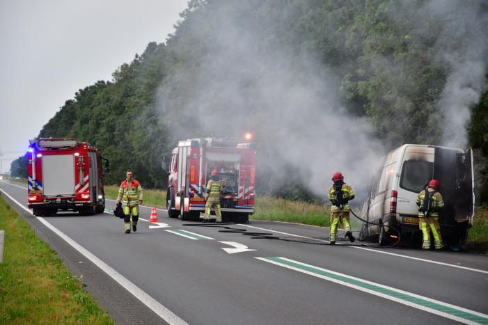 Bestelbus vliegt in brand en bestuurder loopt brandwonden op