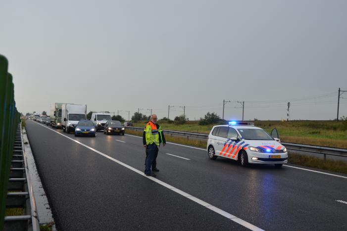Snelweg dicht na forse aanrijding met vrachtwagen