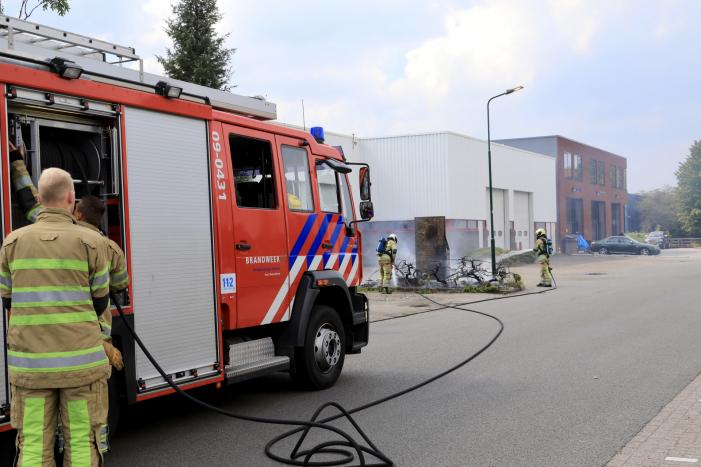 Onkruidbrander zet perk in de brand