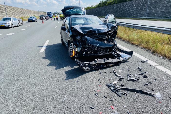 Veel schade bij flinke aanrijding op snelweg