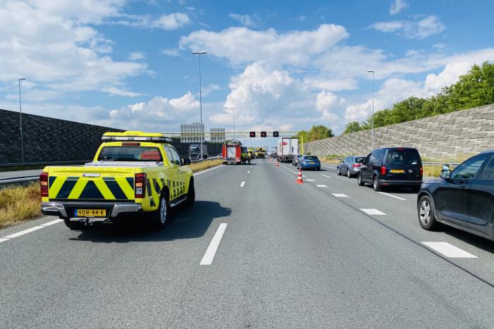 Veel schade bij flinke aanrijding op snelweg