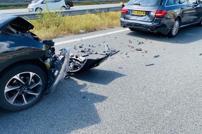 Veel schade bij flinke aanrijding op snelweg