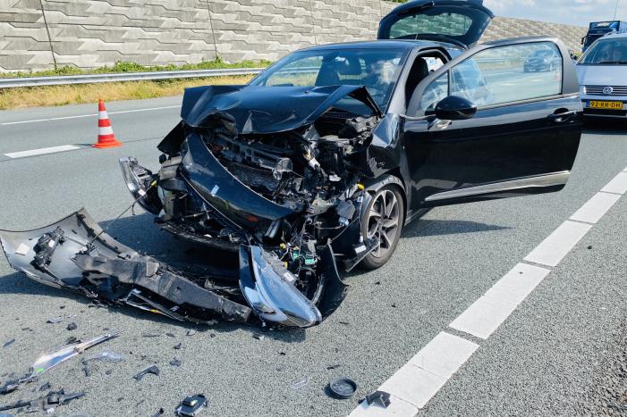 Veel schade bij flinke aanrijding op snelweg