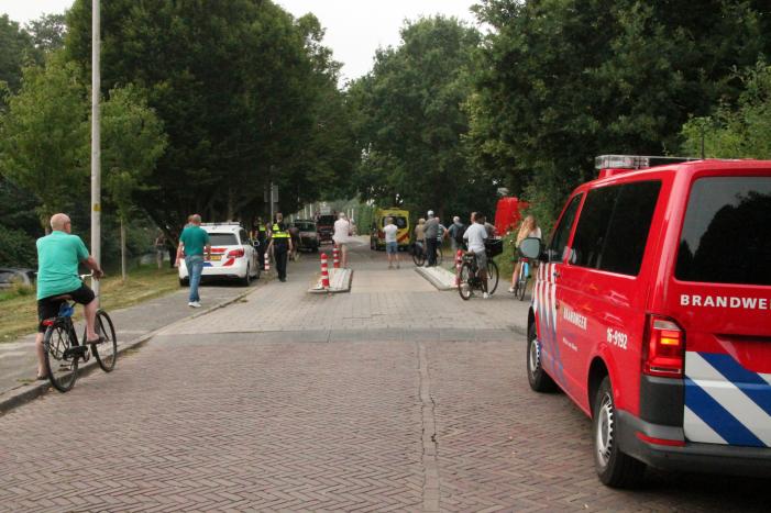 Automobilist raakt met auto van de weg en belandt in sloot