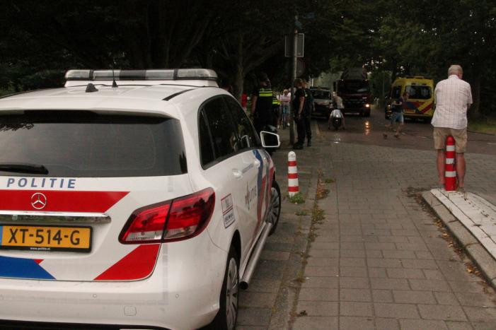 Automobilist raakt met auto van de weg en belandt in sloot