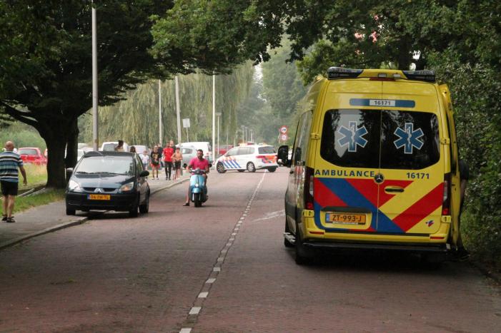 Automobilist raakt met auto van de weg en belandt in sloot