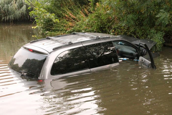 Automobilist raakt met auto van de weg en belandt in sloot