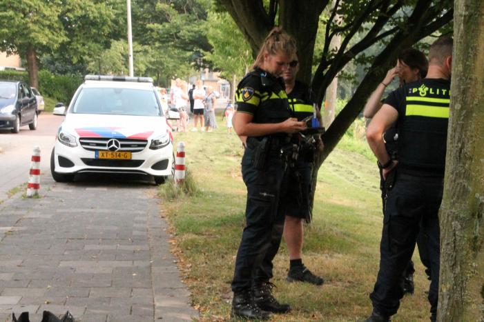 Automobilist raakt met auto van de weg en belandt in sloot