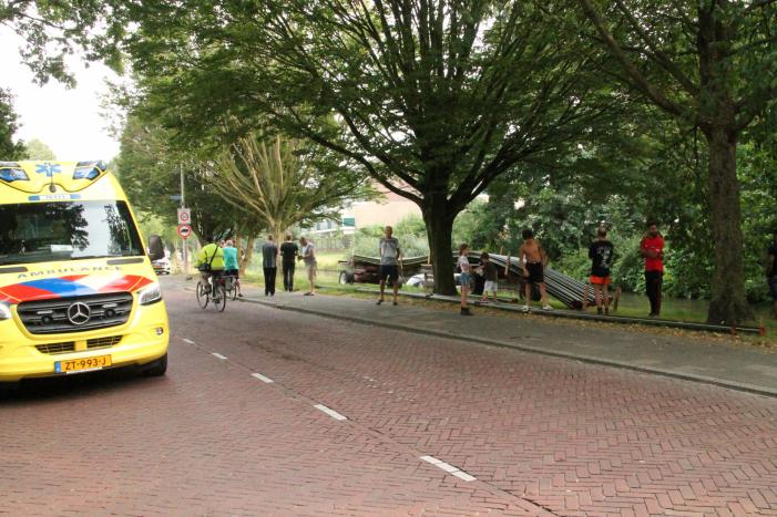 Automobilist raakt met auto van de weg en belandt in sloot