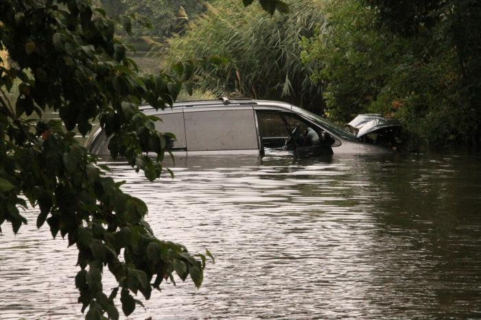 Automobilist raakt met auto van de weg en belandt in sloot