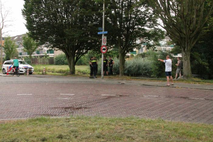 Automobilist raakt met auto van de weg en belandt in sloot
