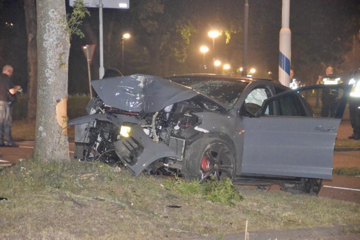 Automobilist botst frontaal met auto op boom