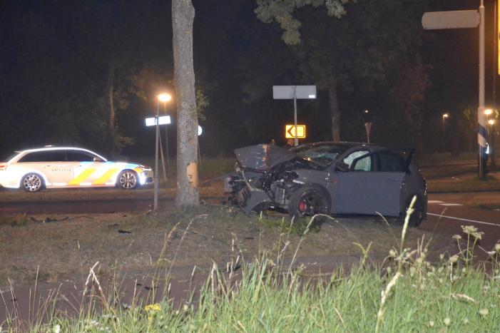 Automobilist botst frontaal met auto op boom