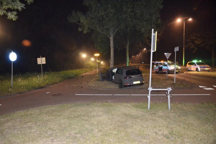 Automobilist botst frontaal met auto op boom