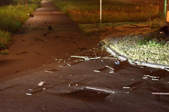 Automobilist botst frontaal met auto op boom