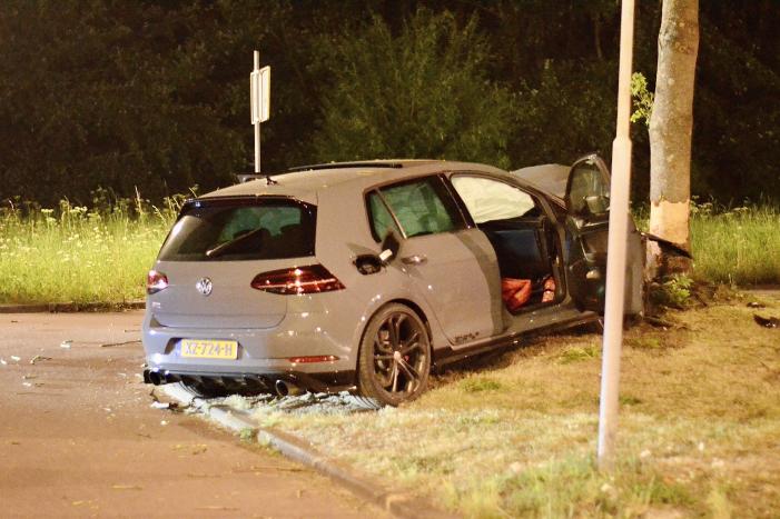 Automobilist botst frontaal met auto op boom