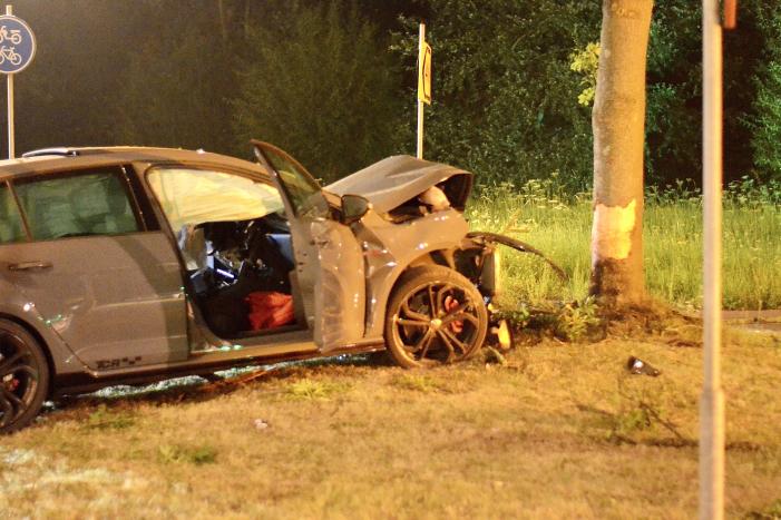 Automobilist botst frontaal met auto op boom
