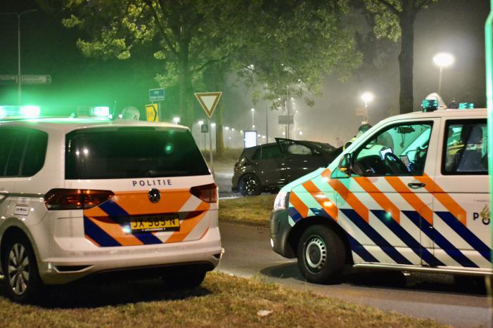 Automobilist botst frontaal met auto op boom