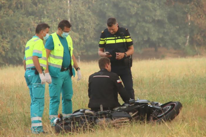 Motorrijder gaat onderuit in bocht