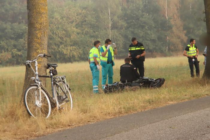 Motorrijder gaat onderuit in bocht
