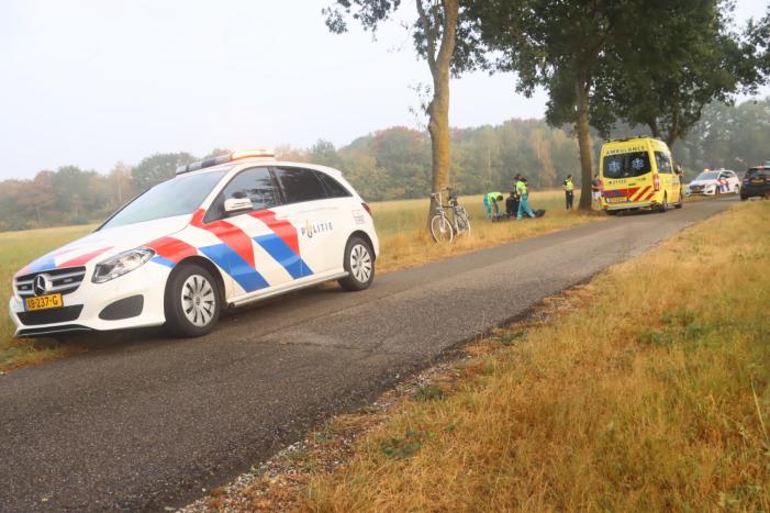 Motorrijder gaat onderuit in bocht