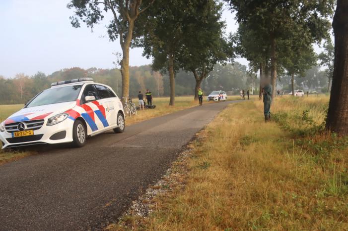 Motorrijder gaat onderuit in bocht