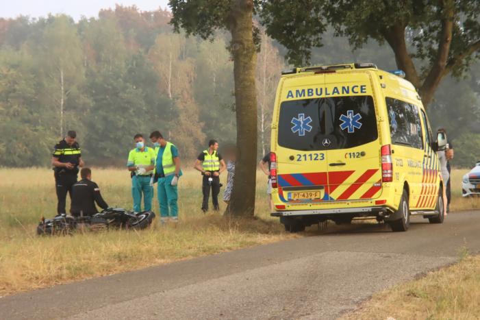 Motorrijder gaat onderuit in bocht