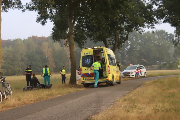 Motorrijder gaat onderuit in bocht