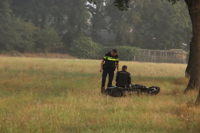 Motorrijder gaat onderuit in bocht