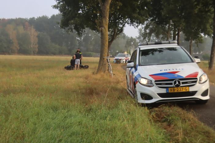 Motorrijder gaat onderuit in bocht