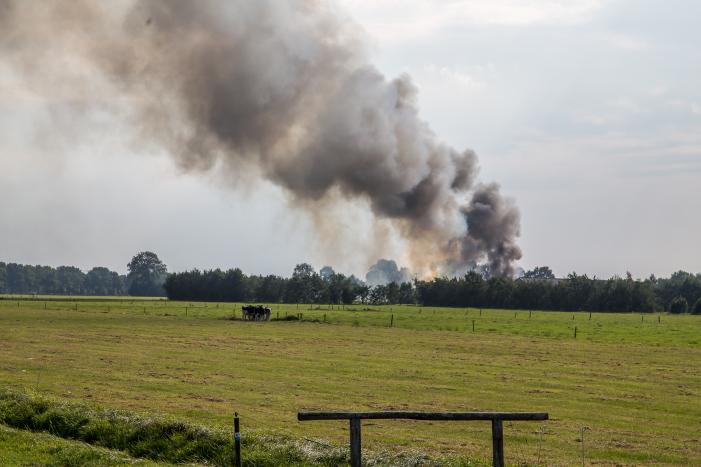 Felle brand in berg hooi