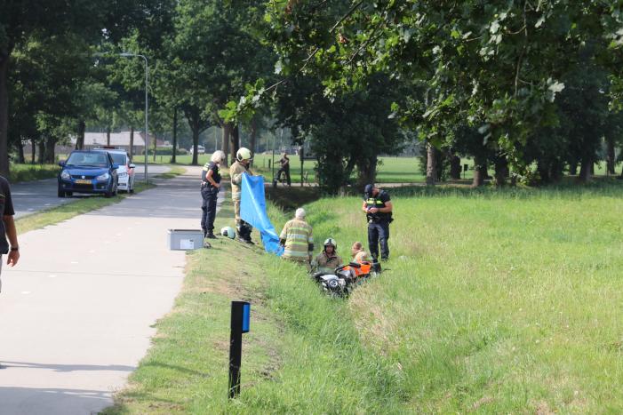 Scootmobiel belandt in droge sloot