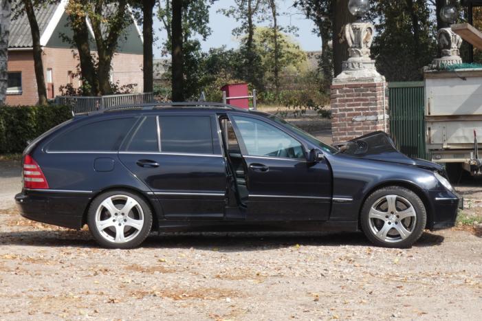 Personenauto in botsing met tractor