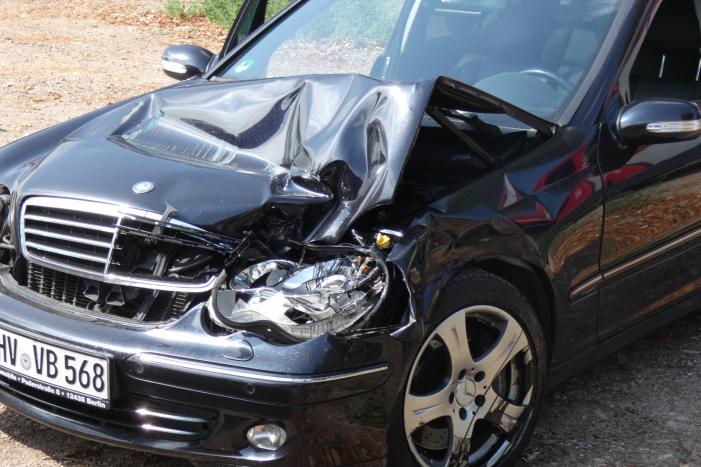 Personenauto in botsing met tractor