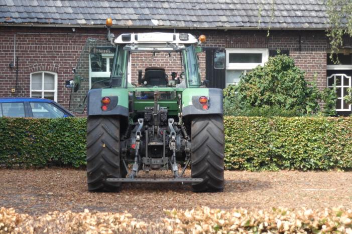 Personenauto in botsing met tractor