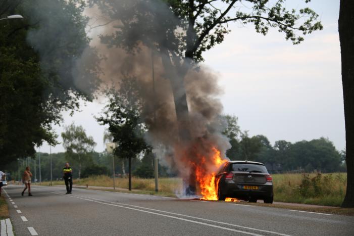 Meters hoge vlammen bij autobrand